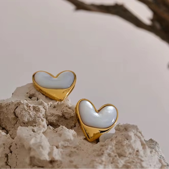 NWT Stainless Steel Faux Pearl Heart Earrings in Gold - Picture 4 of 9
